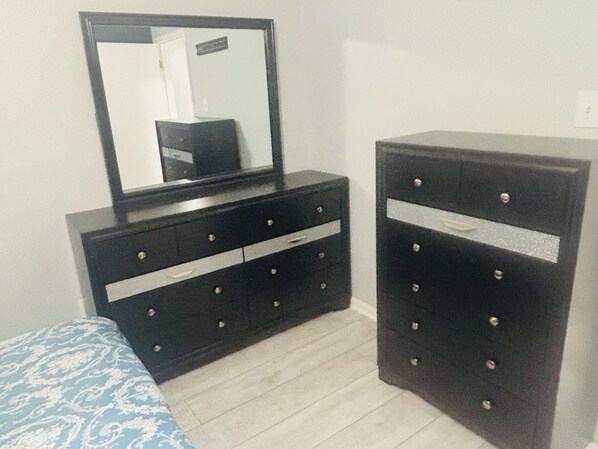 Room - Beautiful 3-bedroom house with AC in tranquil Houston neighborhood. (Houston)
