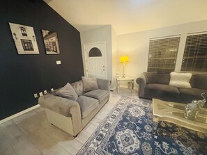 Living area - Beautiful 3-bedroom house with AC in tranquil Houston neighborhood. (Houston)