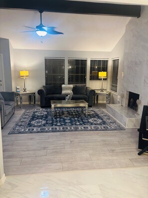 Interior - Beautiful 3-bedroom house with AC in tranquil Houston neighborhood. (Houston)
