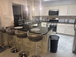 Private kitchen - Beautiful 3-bedroom house with AC in tranquil Houston neighborhood. (Houston)