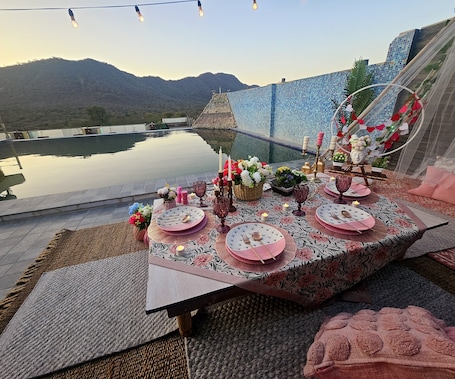 Outdoor dining. Hotel Ramgarh Palace