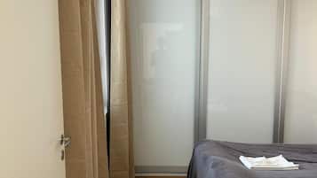 Apartamento Confort, 2 habitaciones, sauna | Escritorio, espacio para trabajar con un portátil, cortinas opacas