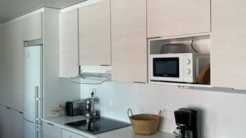 Apartamento Confort, 2 habitaciones, sauna | Cocina privada | Frigorífico grande, microondas, placa de cocina y cafetera o tetera