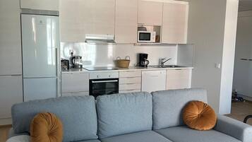 Apartamento Confort, 2 habitaciones, sauna | Zona de estar | Smart TV de 50 pulgadas con canales por cable