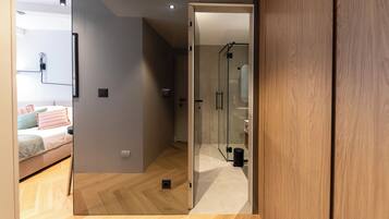 Standard Twin Room | Bathroom | Shower, hair dryer, slippers, towels