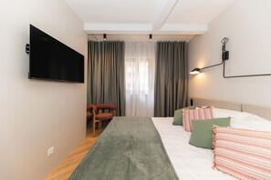Habitació amb dos llits individuals estàndard | Caixa forta a l'habitació i escriptori 