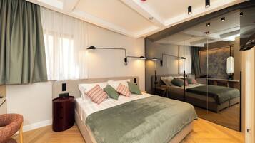 Single Room | In-room safe, desk, laptop workspace, blackout drapes