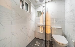 Standard-Doppelzimmer | Badezimmer | Haartrockner, Handtücher, Shampoo, Toilettenpapier