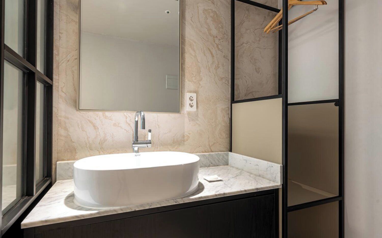 Habitación Deluxe | Baño | Secador de pelo, toallas, champú y papel higiénico
