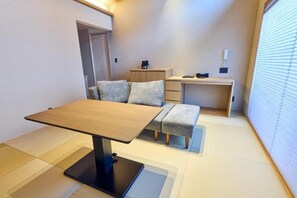 Chambre avec lits jumeaux, salle de bains privée | Intérieur