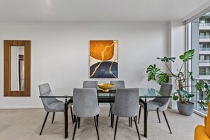 Apartamento conforto, sacada, vista para a cidade | Opções para refeição