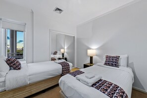 Apartamento conforto, sacada, vista para a cidade | Ferros/tábuas de passar roupa, Wi-Fi de cortesia