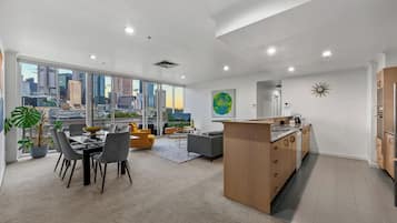 Comfort Apartment, Balcony, City View | Living area