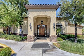 Exterior - The Olive Tree 2BR 2 BTH Condo Gated 7 Mins from LV Strip (Las Vegas)