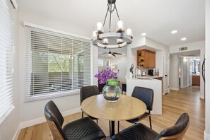 Dining - The Olive Tree 2BR 2 BTH Condo Gated 7 Mins from LV Strip (Las Vegas)