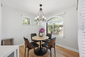Dining - The Olive Tree 2BR 2 BTH Condo Gated 7 Mins from LV Strip (Las Vegas)
