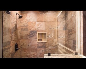 Dusche, Whirlpool, Haartrockner, Handtücher