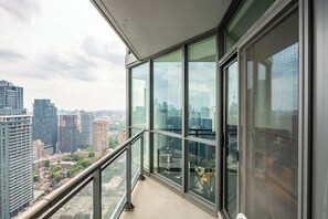 Un immeuble de grande hauteur doté de grandes fenêtres et d’un balcon.