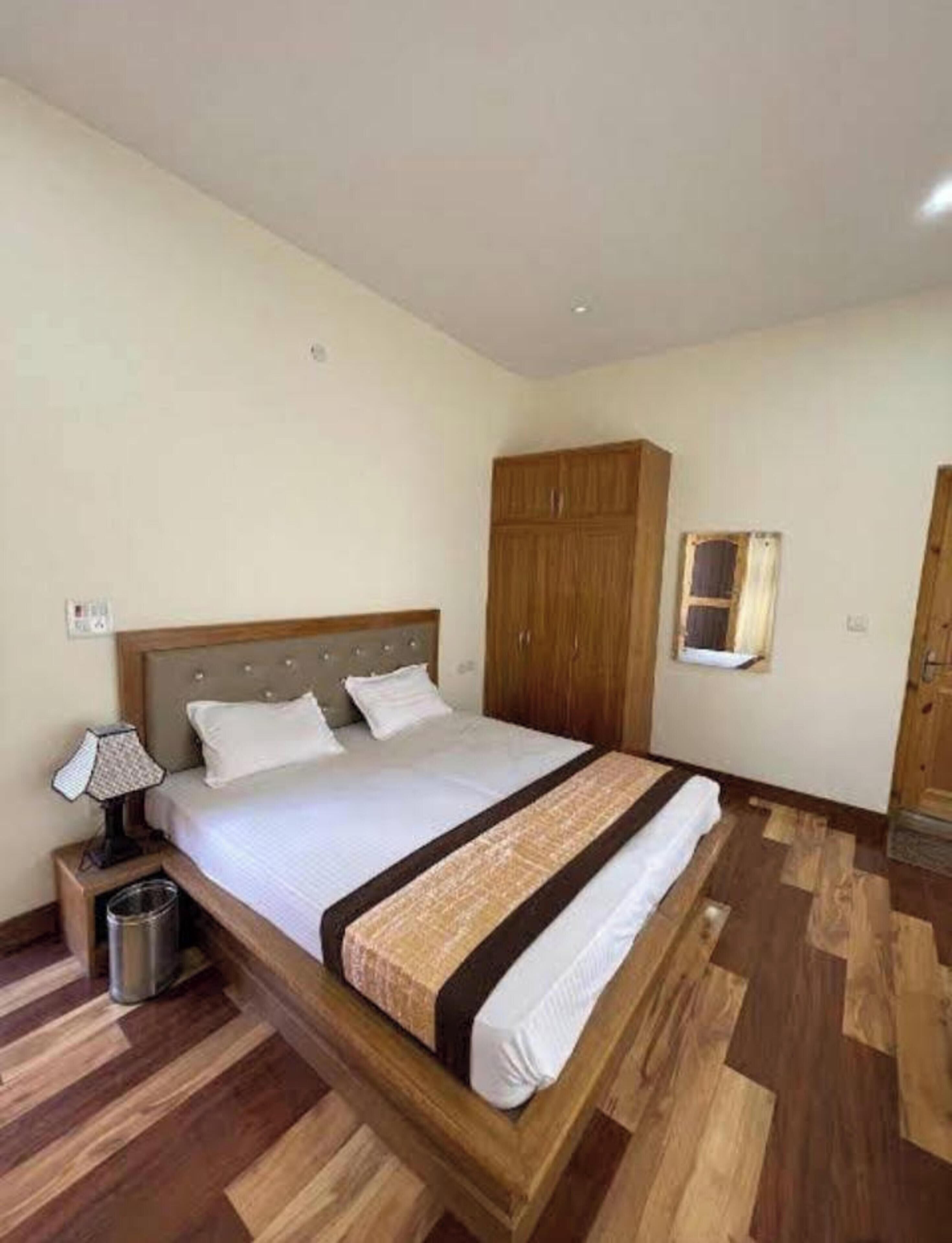 Deluxe Room | Rollaway beds, free WiFi, bed sheets