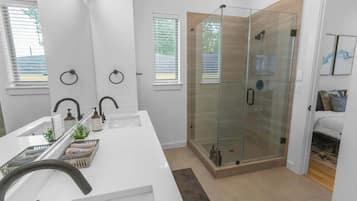 Dusche, Haartrockner, Handtücher, Shampoo
