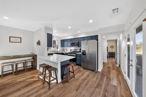 Private kitchen - Escape to peaceful OAK HAVEN, near Yosemite/Bass Lake + Patio + Firepit + Games (Oakhurst)