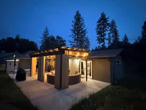 Terrace/patio - Escape to peaceful OAK HAVEN, near Yosemite/Bass Lake + Patio + Firepit + Games (Oakhurst)
