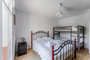 Tabla de planchar con plancha, wifi, ropa de cama