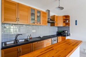 Frigorífico, microondas, horno y placa de cocina