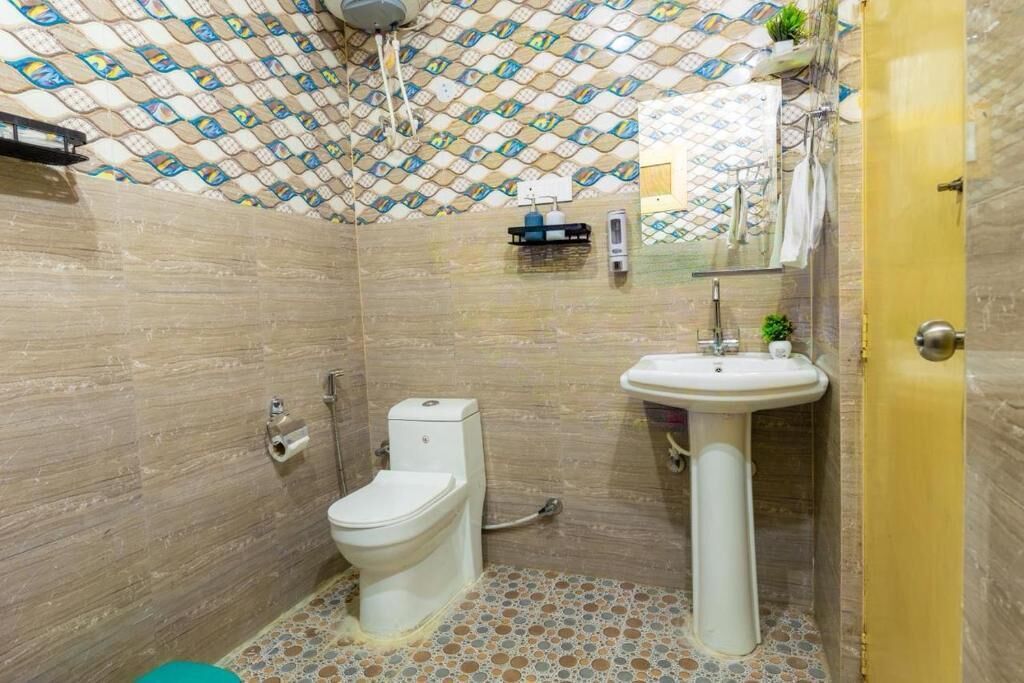 Een douche, handdoeken, zeep, shampoo