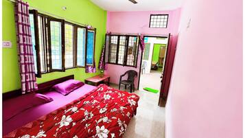 Hypo-allergenic bedding, desk, soundproofing, free WiFi