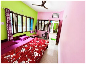 Hypo-allergenic bedding, desk, soundproofing, free WiFi - Hotel Abhishek Sonprayag (Sonprayag)