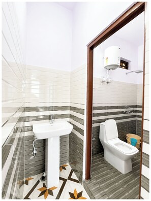 Shower, rainfall showerhead, slippers, towels - Hotel Abhishek Sonprayag (Sonprayag)