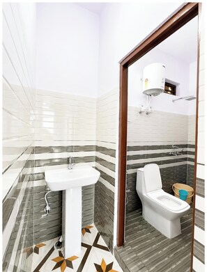Shower, rainfall showerhead, slippers, towels - Hotel Abhishek Sonprayag (Ukhimath)