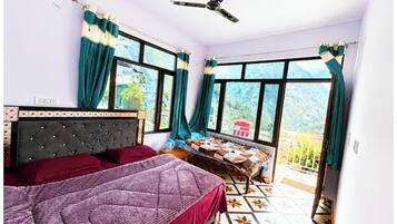 Hypo-allergenic bedding, desk, soundproofing, free WiFi