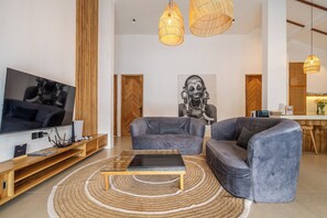 Villa Premium, vista a la alberca | Área de sala de estar | Smart TV de 50 pulgadas con canales digitales 