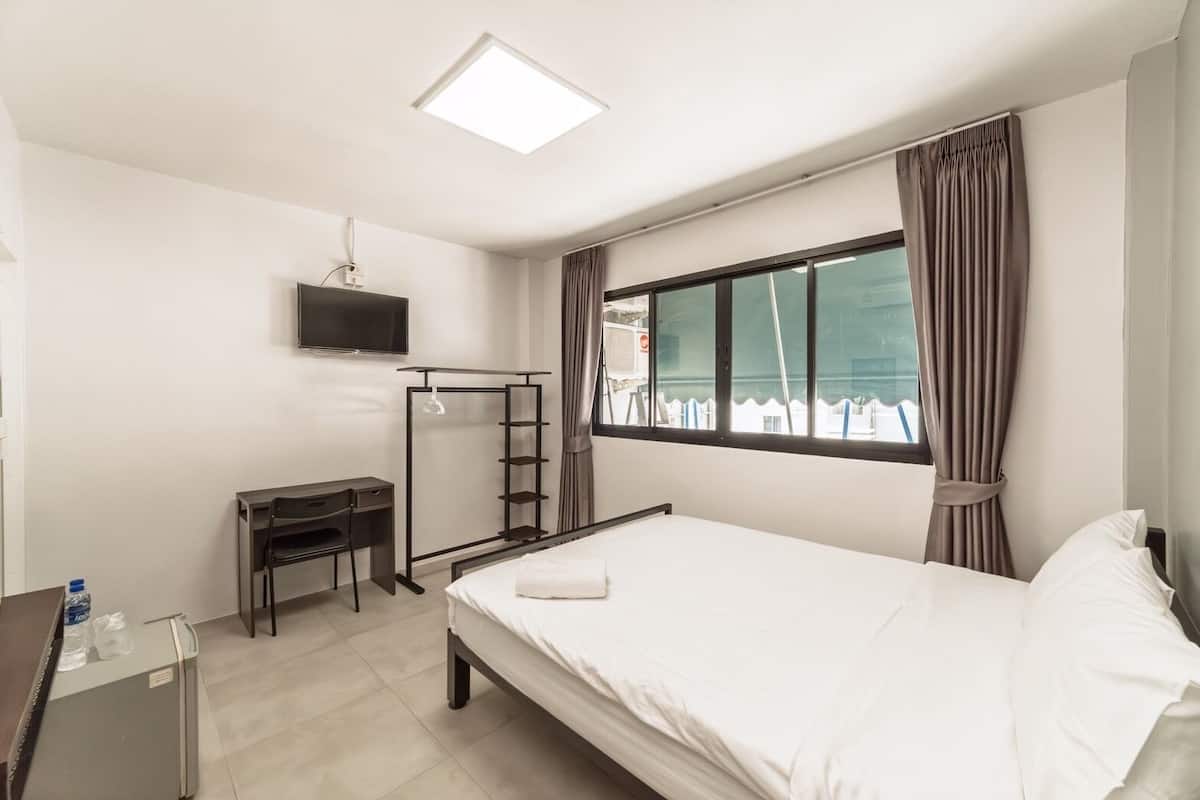 WiFi (free), bed sheets