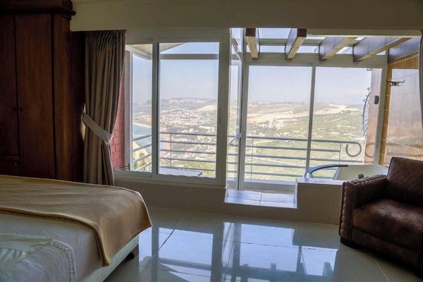 In-room safe, WiFi (free)