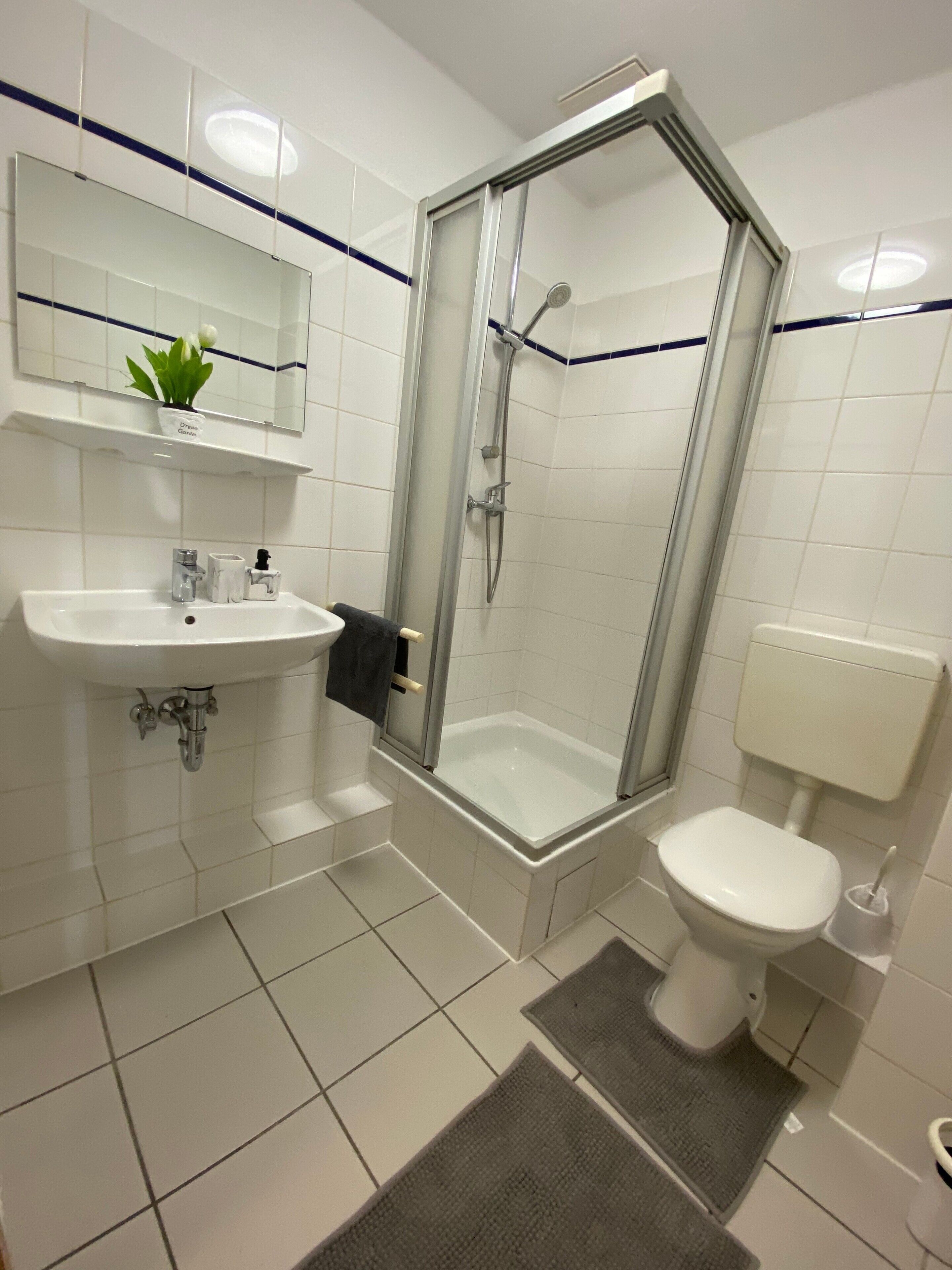 Een douche, een haardroger, handdoeken
