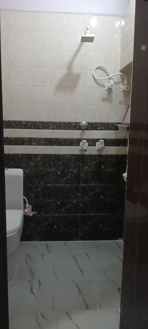 Basic Room | Bathroom | Shower, soap, shampoo - Shri Bankey Bihari Yatri Niwas Homestay  (Vrindavan)