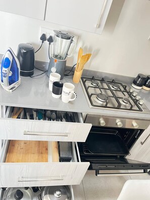 Geladeira, micro-ondas, fogão, cooktop