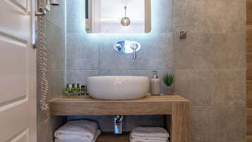 Dusche, Haartrockner, Handtücher