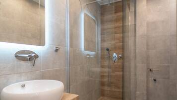 Dusche, Haartrockner, Handtücher