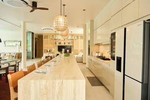 Fridge, microwave, oven, stovetop - Villa UMA Hua Hin ChamAm (Cha-am)