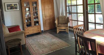 Cozy thatched house in the countryside, dogs welcome! 5 minutes walk from the beach