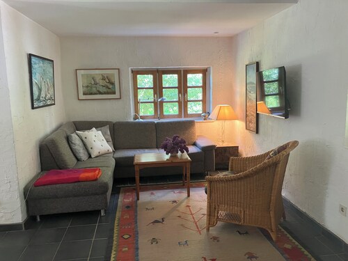 Cozy thatched house in the countryside, dogs welcome! 5 minutes walk from the beach