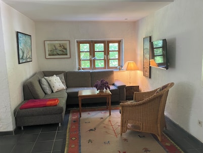 Cozy thatched house in the countryside, dogs welcome! 5 minutes walk from the beach