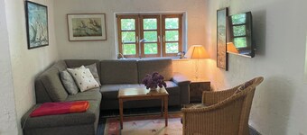 Cozy thatched house in the countryside, dogs welcome! 5 minutes walk from the beach