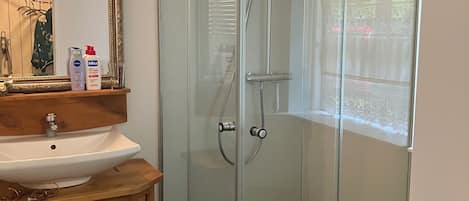 Dusche, Haartrockner, Handtücher, Seife