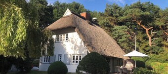 Cozy thatched house in the countryside, dogs welcome! 5 minutes walk from the beach