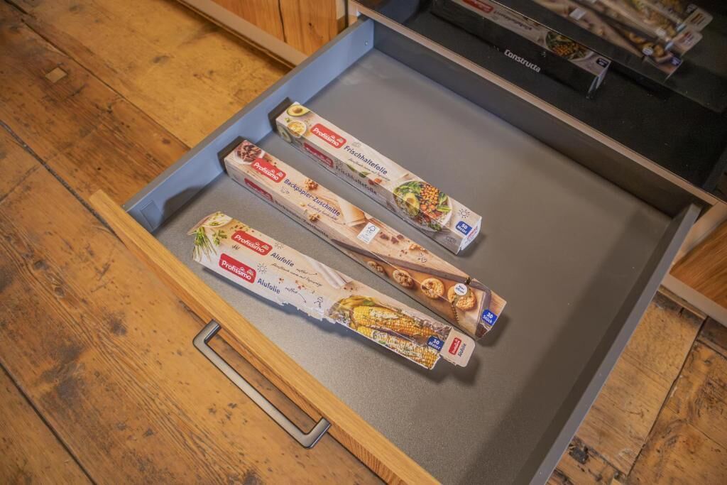 Un cajón con tres productos alimenticios empacados.